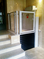 Plataforma salvaescaleras vertical modelo Izaro instalada en una comunidad de vecinos de Alcal de Henares (Madrid).