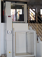 Plataforma salvaescaleras vertical modelo Izaro instalada en unas oficinas de la policia nacional de Benidorm.