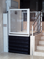 Plataforma salvaescaleras vertical modelo Izaro instalada en una comunidad de vecinos de Valencia.