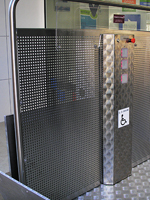 Plataforma salvaescaleras vertical modelo Silver instalada en las oficinas de Suma gestin tributaria en Onil (Alicante).