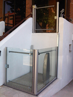 Plataforma salvaescaleras vertical modelo aquarius instalada en una vivienda unifamiliar de Villaviciosa de Odn (Madrid).