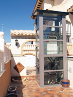 Plataforma salvaescaleras vertical modelo A28 instalada en una casa particular en Orihuela (Alicante)