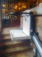 Plataforma salvaescaleras modelo V64 instalada en un conocido restaurante de Alicante