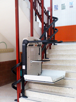 Plataforma salvaescaleras modelo V65 instalada en el colegio Leandra de Salamanca