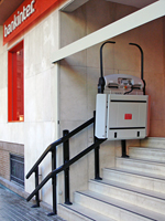 Plataforma salvaescaleras modelo V65 instalada en unas oficinas de Bankinter de Valencia