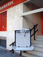 Plataforma salvaescaleras modelo V65 instalada en unas oficinas de Bankinter de Valencia