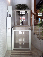 Plataforma salvaescaleras vertical modelo Izaro instalada en una comunidad de vecinos de Alicante.