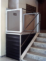 Plataforma salvaescaleras vertical modelo Izaro instalada en una comunidad de vecinos de Barcelona.