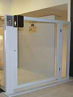 Plataforma salvaescaleras vertical modelo Izaro instalada en unas oficinas de la policia nacional de Benidorm.