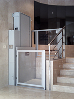 Plataforma salvaescaleras vertical modelo Izaro instalada en una comunidad de vecinos de Valencia.