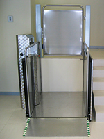 Plataforma salvaescaleras vertical modelo Silver instalada en las oficinas del banco BBVA en Barcelona.