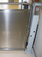 Plataforma salvaescaleras vertical modelo Silver instalada en las oficinas del banco BBVA en Barcelona.