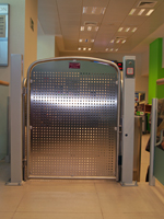 Plataforma salvaescaleras vertical modelo Silver instalada en las oficinas de Caja Madrid en Madrid.