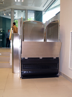 Plataforma salvaescaleras vertical modelo Silver instalada en las oficinas de Caja Madrid en Madrid.