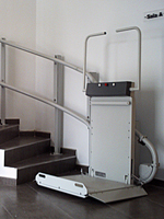 Plataforma salvaescaleras modelo Slim instalada en las oficinas de una administración pública de Beniarrés (Alicante).