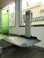 Plataforma salvaescaleras vertical modelo bancolift instalada en una oficina de Iberdrola en Oliva (Valencia).